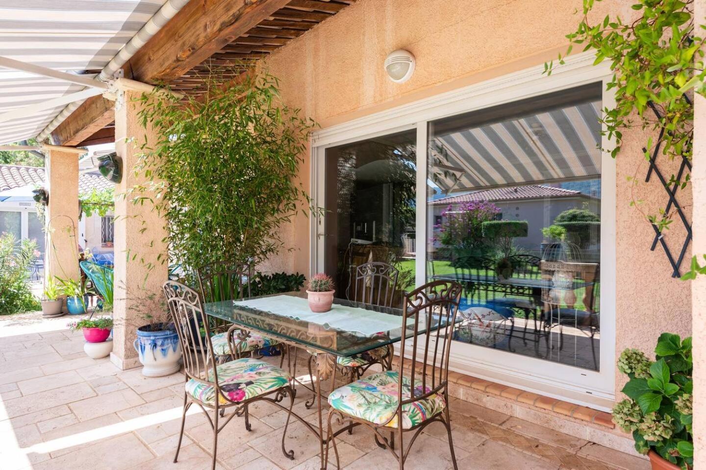 Chambre Et Table D'Hotes Villa Pomponette น็องส์-เลส์-แป็งส์ ภายนอก รูปภาพ