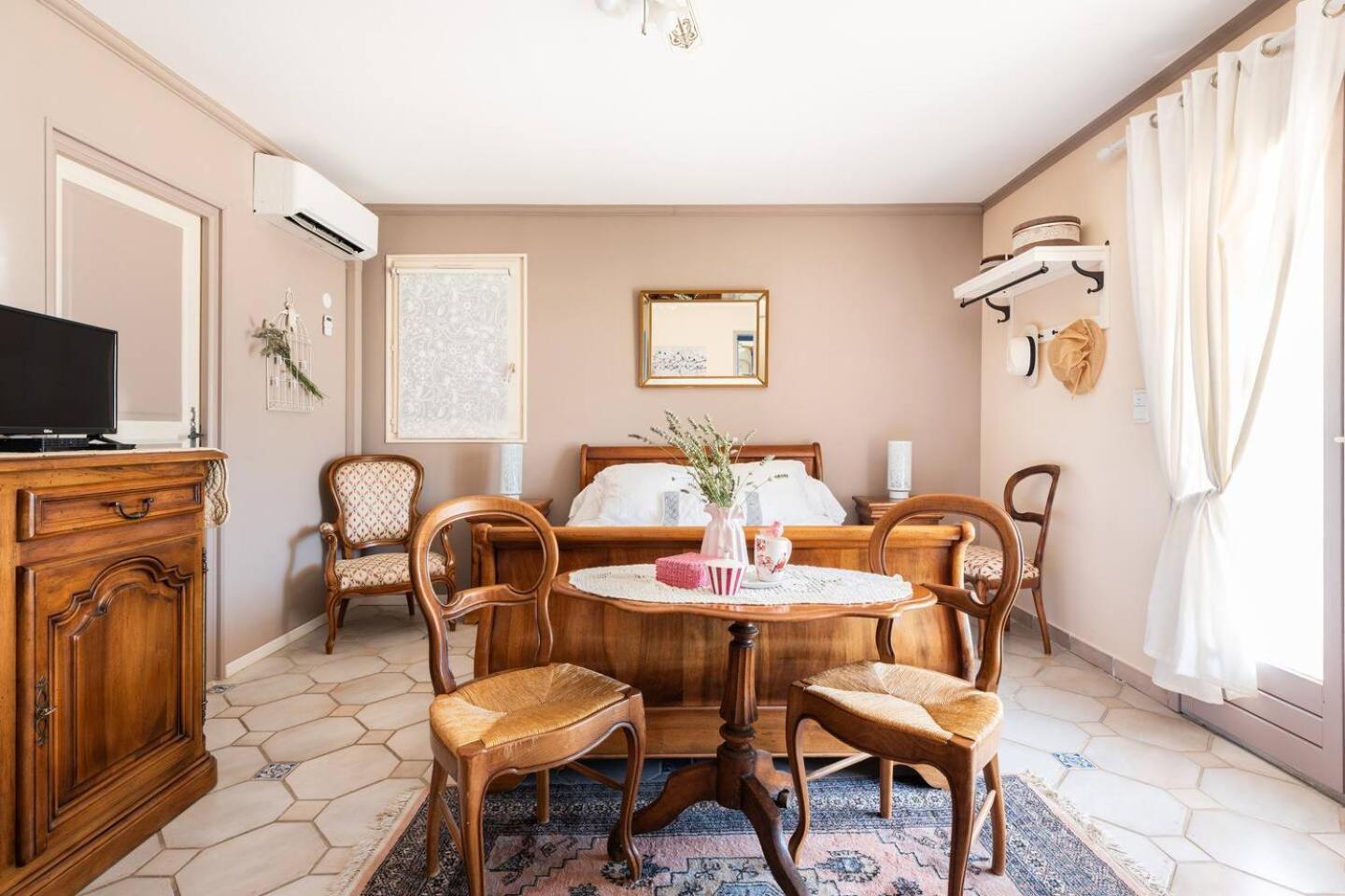 Chambre Et Table D'Hotes Villa Pomponette น็องส์-เลส์-แป็งส์ ภายนอก รูปภาพ