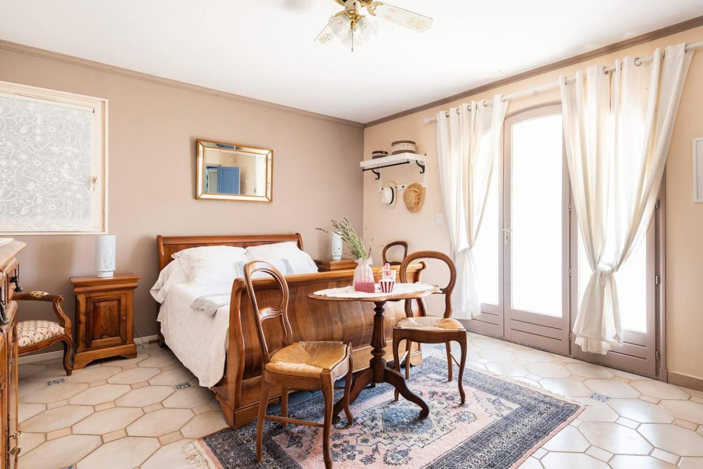 Chambre Et Table D'Hotes Villa Pomponette น็องส์-เลส์-แป็งส์ ภายนอก รูปภาพ