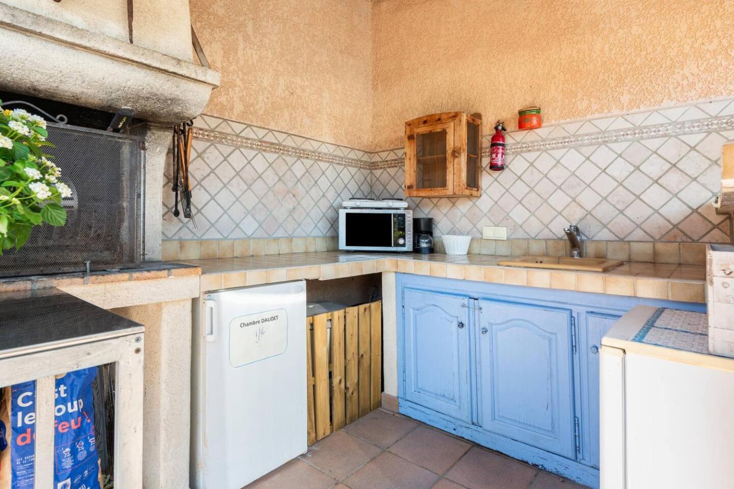 Chambre Et Table D'Hotes Villa Pomponette น็องส์-เลส์-แป็งส์ ภายนอก รูปภาพ