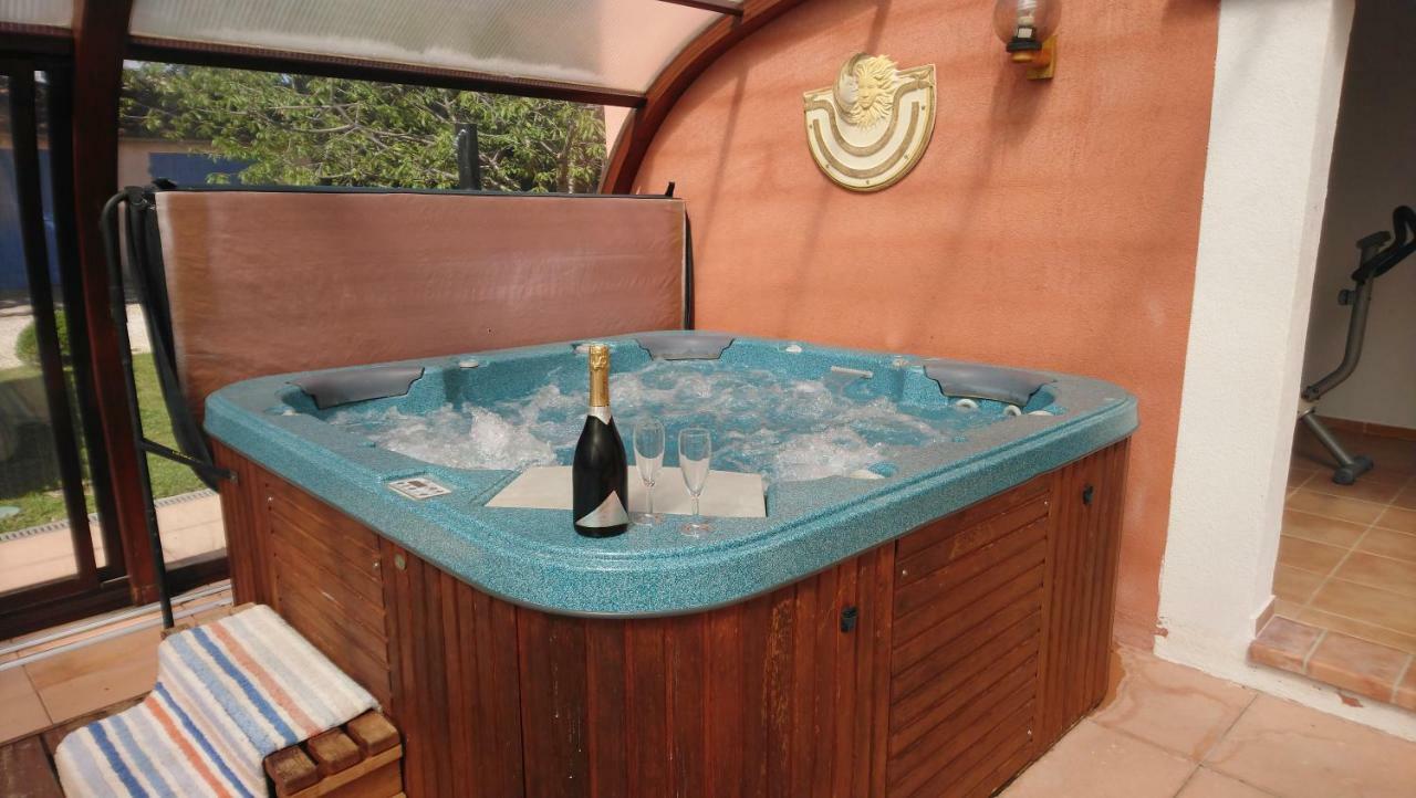 Chambre Et Table D'Hotes Villa Pomponette น็องส์-เลส์-แป็งส์ ภายนอก รูปภาพ