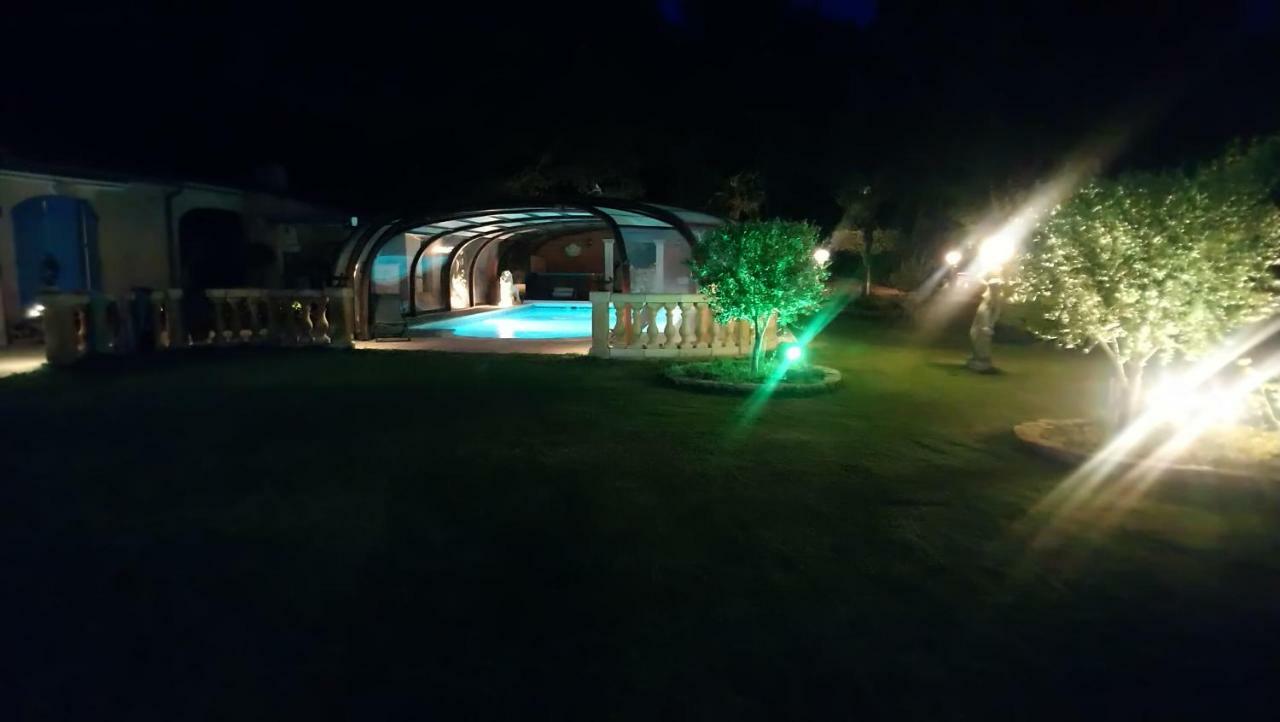 Chambre Et Table D'Hotes Villa Pomponette น็องส์-เลส์-แป็งส์ ภายนอก รูปภาพ