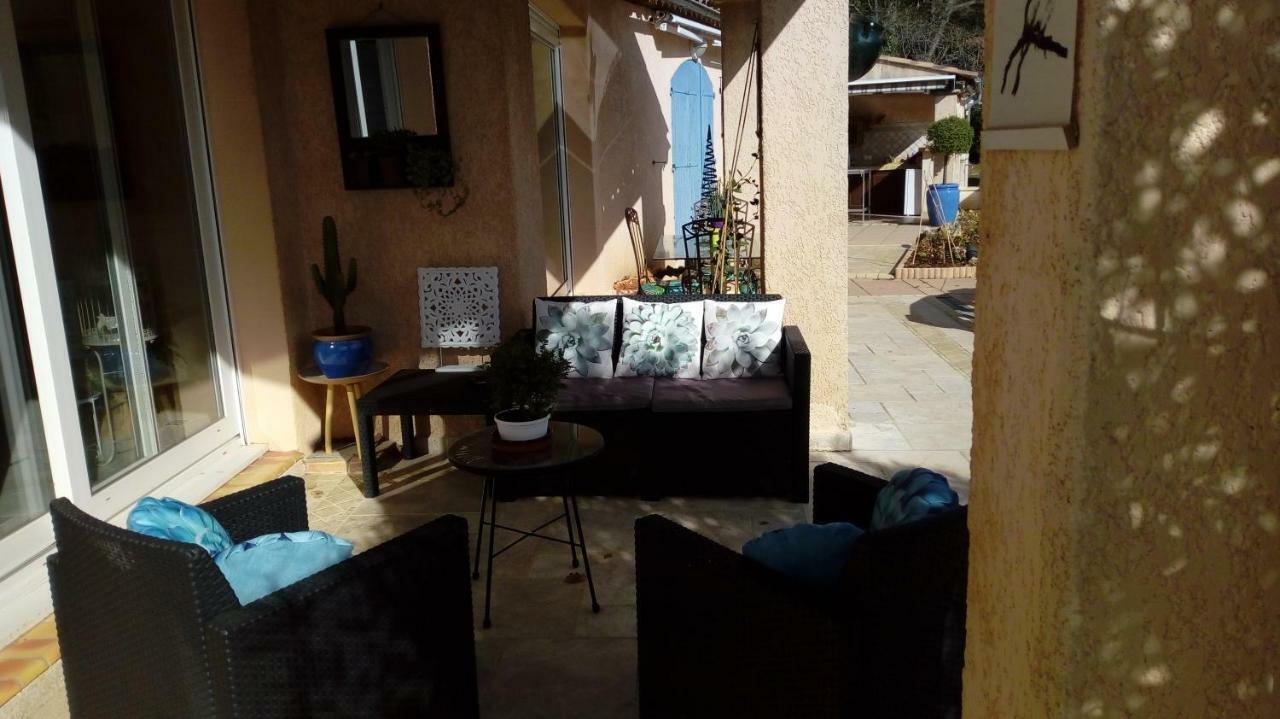 Chambre Et Table D'Hotes Villa Pomponette น็องส์-เลส์-แป็งส์ ภายนอก รูปภาพ