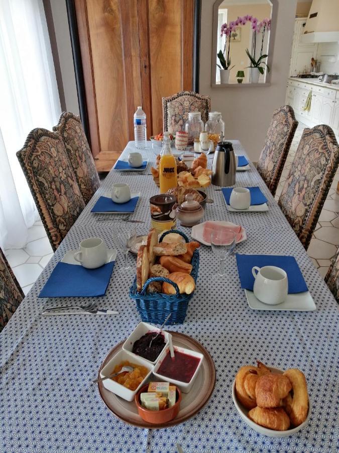 Chambre Et Table D'Hotes Villa Pomponette น็องส์-เลส์-แป็งส์ ภายนอก รูปภาพ